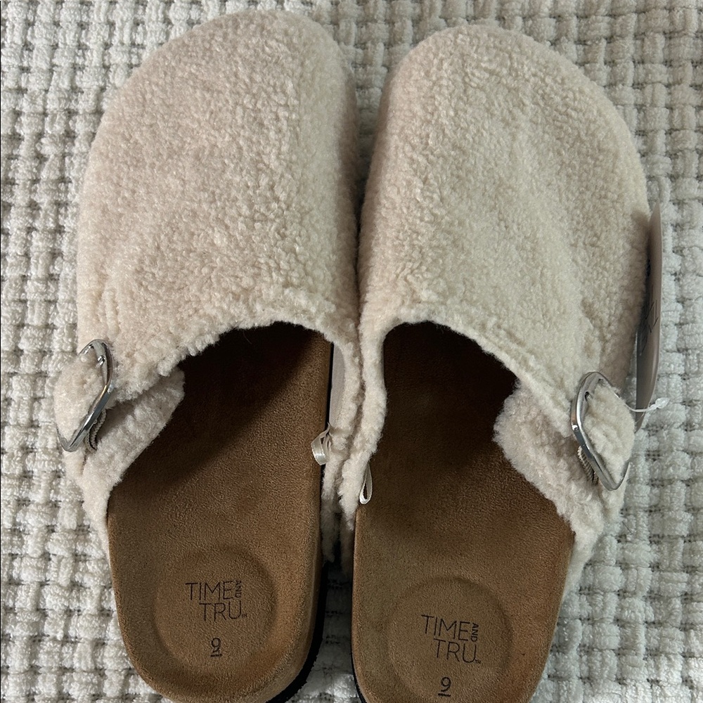 Time and Tru Beige Fleece Slippers - Picture 8 of 8